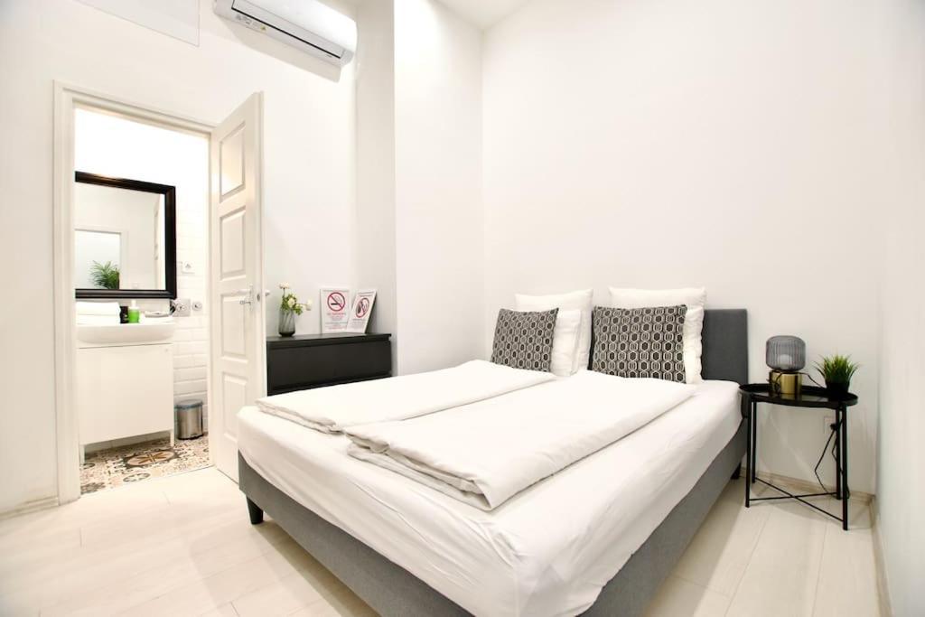 Standard Apartment By Hi5-St. King Mini Studio Budapeste Exterior foto